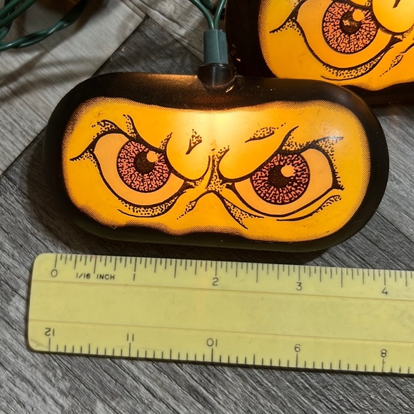 Halloween 🎃 a green eyes 👀 lights 9 glowing vintage retro  4x2” each outdoors - Picture 6 of 9
